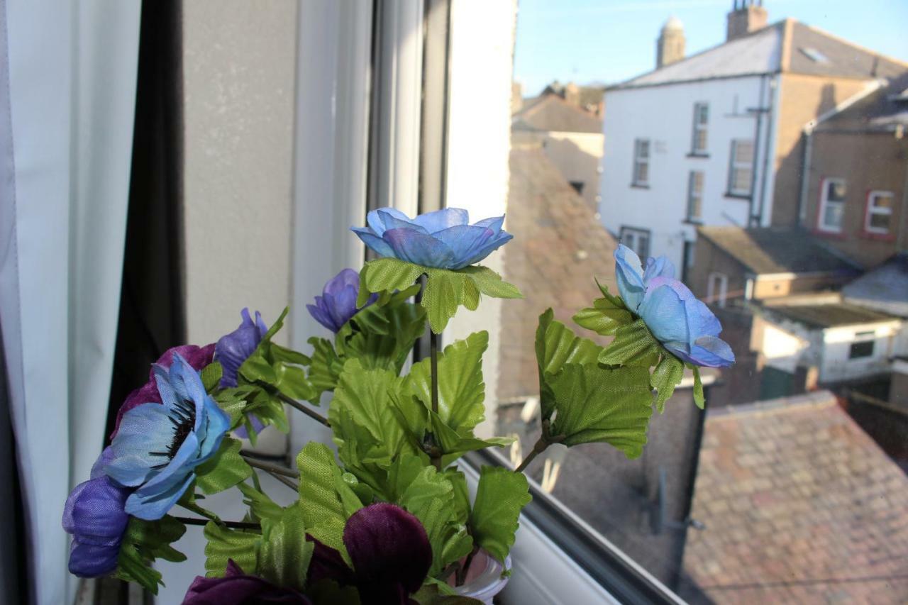John St Town House - Self Catering - Guesthouse Style - Great Value Family And Double Rooms Workington Bagian luar foto